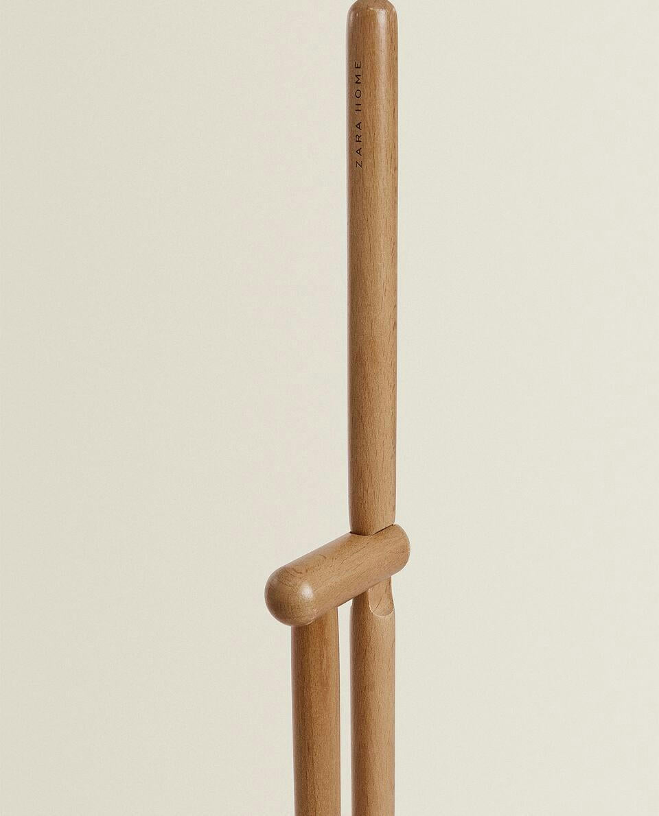 WOODEN DUSTPAN AND BRUSH SET
